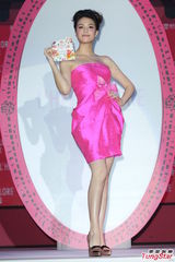 组图：张榕容以褶皱装遮肚 语带保留否认怀孕