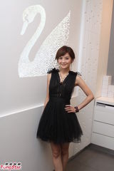 组图：阿Sa(蔡卓妍)黑色小礼服亮相 大方微笑