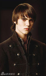 幻灯：《暮光2》曝新海报 意大利吸血鬼家族现身