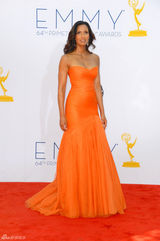 组图：女主播帕德玛-拉克施密橙色礼服亮相