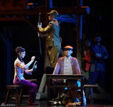 幻灯图：《铁道游击队》成舞剧 “打票车”像动作片