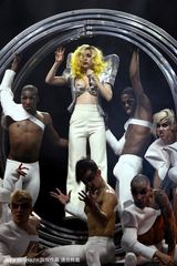 幻灯图：Lady Gaga个唱呲牙咧嘴背马赛克“驼峰”