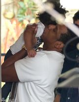 组图：碧昂斯一家现身巴黎 老公与爱女穿亲子装