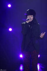 组图：周笔畅睡衣扮猫女 邓紫棋自弹自唱