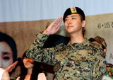 高清组图：李准基朱智勋演音乐剧 穿军装亮相显帅气