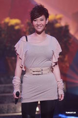 组图：《劲歌金曲》录影 阿娇(钟欣桐)出席郑欣宜落泪