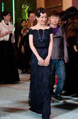 组图：秦海璐亮相太庙秀千万珠宝 造型复古典雅