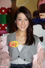 组图：钟嘉欣新歌说情事 获绯闻男友伍允龙支持