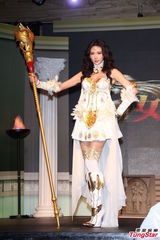 组图：林志玲cos光之女神 挥舞权杖性感曼妙