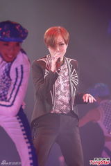 组图：雷颂德个唱献歌儿子 郑秀文助阵掀高潮