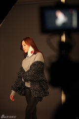 组图：宋载林具恩爱拍广告 时尚口罩造型吸眼球