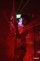 高清组图：许志安香港性感开唱 郑秀文现身不许求婚