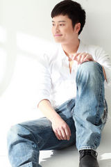 组图：郭晓然夏日清新写真 白色衬衫干净清爽