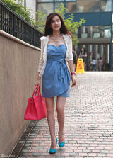 组图：徐立牛仔抹胸裙搭配玫红色手提包