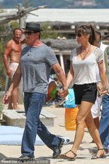 组图：史泰龙携妻恩爱出游 詹妮弗小鸟依人