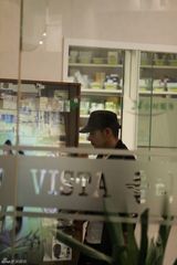 组图：赵文卓陪孕妻赴医院产检 呵护有加温馨幸福