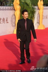 组图：连凯亮相百花红毯 黑色西服帅气