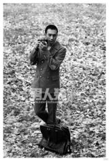 组图：黄觉冬日大片温暖惬意 尽展成熟雅痞风 