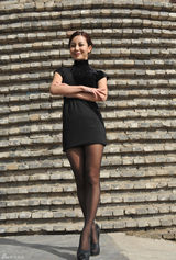 组图：马诺黑色短款旗袍秀修长美腿