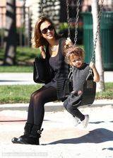 组图：杰西卡-阿尔芭与女儿一同荡秋千现甜蜜瞬间