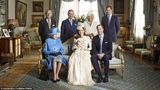 组图：英国发布王室成员全家福 凯特母子坐正席