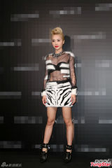 组图：蔡依林透视上衣露黑色抹胸 G奶惨缩水