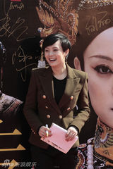 组图：孙俪为《甄嬛传》造势 造型多变赶场忙