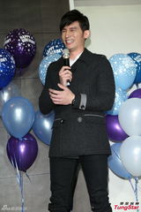 组图：温升豪35岁生日圆歌手梦 唱新歌回馈歌迷