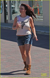 组图：布兰妮穿小短裤上街 膀圆腰粗饮料不离手