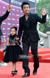 组图：百想红毯朴有天帅气 女星主打黑裙秀性感