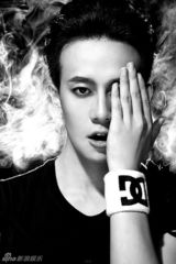 组图：向华首支单曲写真曝光 诠释独有时尚品味