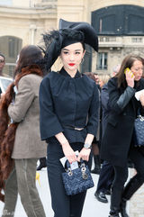 组图：霍思燕Angelababy林鹏盛装亮相巴黎时装周