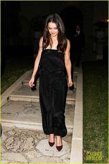 组图：凯蒂霍尔姆斯连体衣露香肩 笑容腼腆