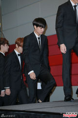 高清图：GD条纹装出席mama记者会 EXO正装帅气