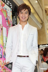 组图：陈柏霖白色西装亮相 自称比大仁哥有趣