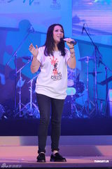 组图：李克勤郑欣宜开唱 鼓励年青人追梦