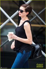 组图：海瑟薇为新片染回深发 买咖啡提神赶戏