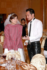 幻灯图：邵美琪披婚纱露幸福笑容 与新郎陈豪显默契