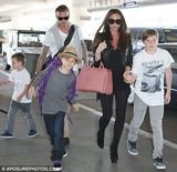 组图：贝克汉姆一家赶回伦敦参加威廉王子婚礼