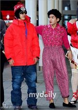 组图：SJ庆出道8周年机场上演变装秀 整疯粉丝