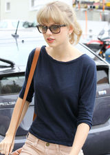 高清图：泰勒-斯威夫特街拍 简约装扮魅力不减