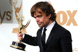 组图：艾美奖后台 彼得-丁拉基喜捧最佳男配奖杯