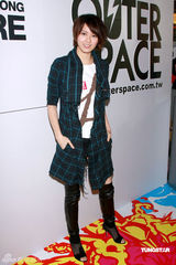 幻灯图：梁咏琪出席活动献爱心 称爱情受挫顺其自然