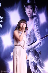组图：丁当淡紫色长裙亮相 五一在上海开演唱会