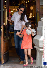 组图：小苏瑞橙裙抱娃娃出街见镜头皱眉露不爽