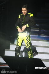 组图：萧敬腾唱《black or white》 向杰克逊致敬