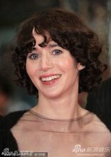 高清：《未来》首映礼 女导演米兰达挽两男走红毯