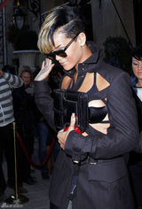 幻灯图集：蕾哈娜现身巴黎秀场 不忘招手秀亲切