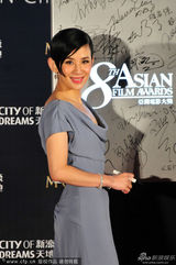 组图：陈可辛搂吴君如现身 君如侧身秀凹凸身材