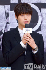 组图：车胜元李升基等宣传《包围》 安宰贤呆萌